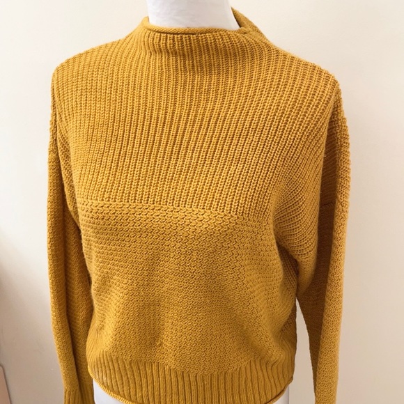 GORGEOUS COZY SWEATER 🍂🍁 - Picture 4 of 6